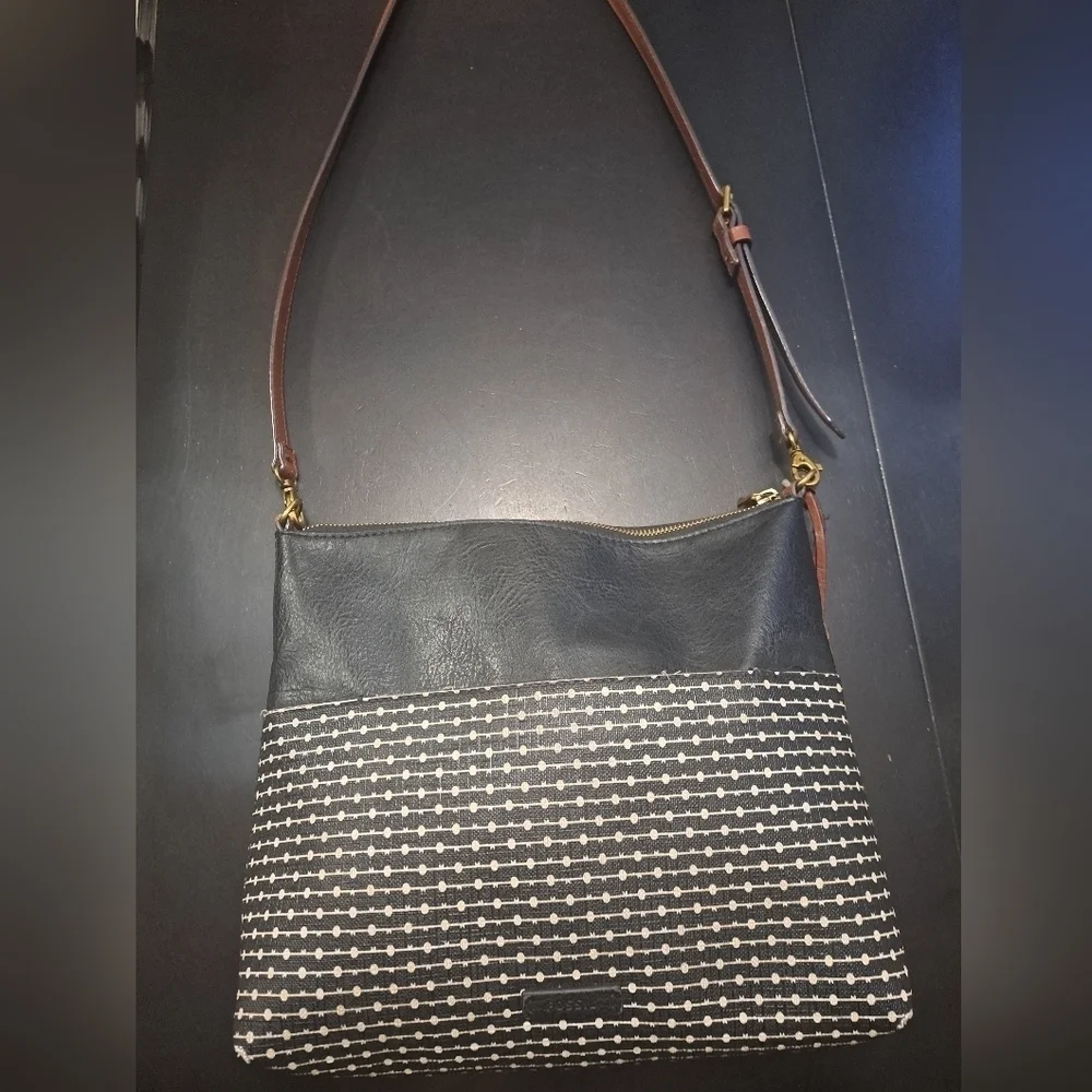 Fossil Fiona Trendy Urban Black and Cream Crossbody Bag  Size 11